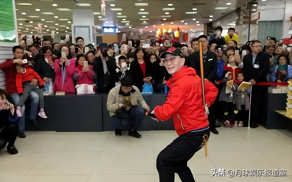 六小龄童晒照庆祝结婚34周年，63岁老当益壮，神采奕奕