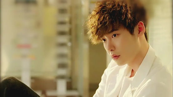 拥有韩剧半壁江山的李钟硕，微微一笑吸引万千少女