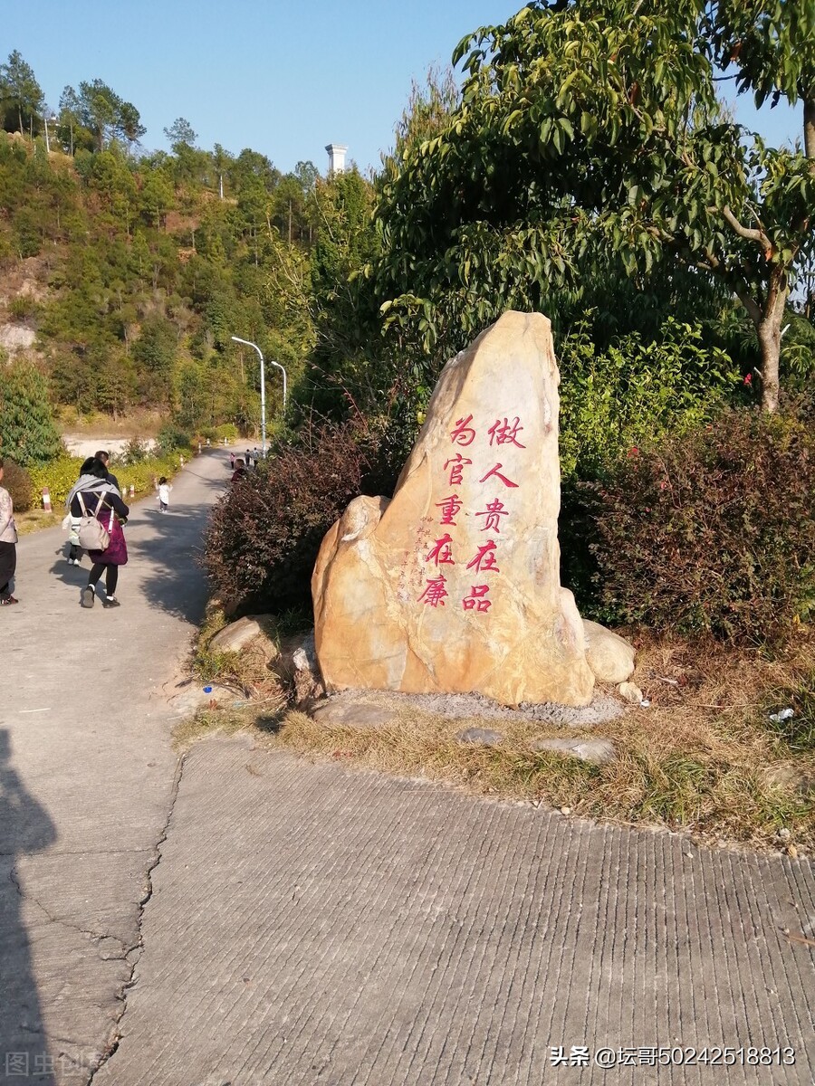 读书要奋发自强，明德行、做新人、办好事；读书必须明理真心