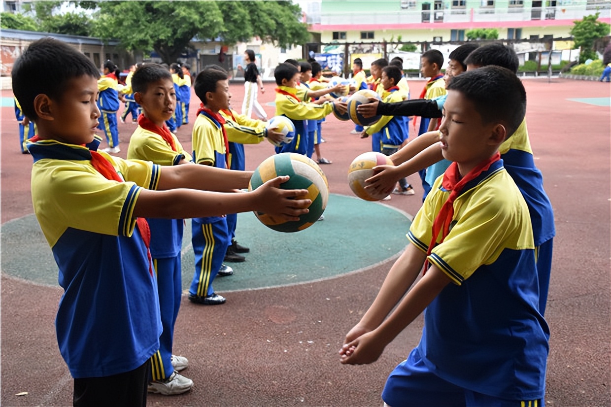 排球正面双手垫球教案(阳光体育 魅力课堂——宜宾市翠屏区小学校第四片区开展体育教师现场展评课活动)