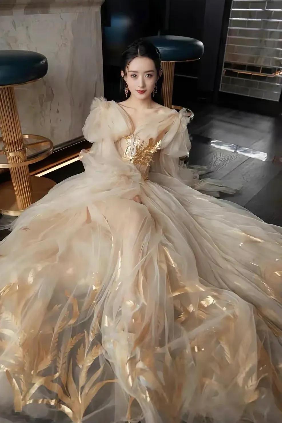 女星赵丽颖—巧笑嫣然，淡妆点缀，瓷肌红唇，漂亮的不像话