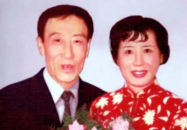 著名演员梁音：丧偶陷入悲痛，77岁时女儿撮合他与影迷再婚