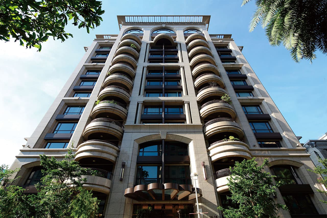 小s在台湾省住的是将近一个亿的帝宝,而在上海住的是价值一个亿的汤臣