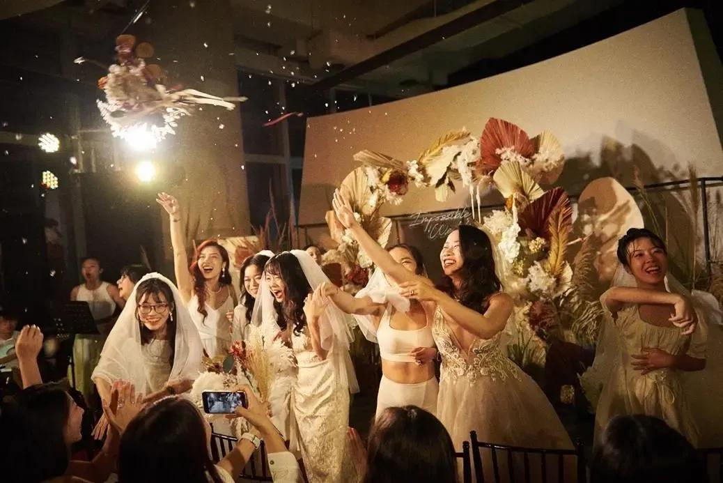 爱自己，是女人最温柔的觉醒，是静夜绽放的月光，是无需他人认可的永恒光芒。