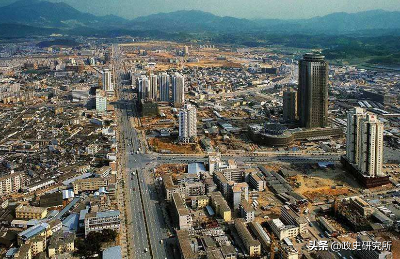 从“世界工厂”到“桃色之都”，东莞三十年来经历了什么？