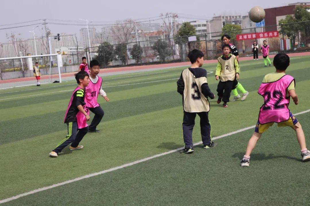 足球比赛小学照片(阜南肥光小学班级足球联赛开赛——以运动的方式，向春天致敬)