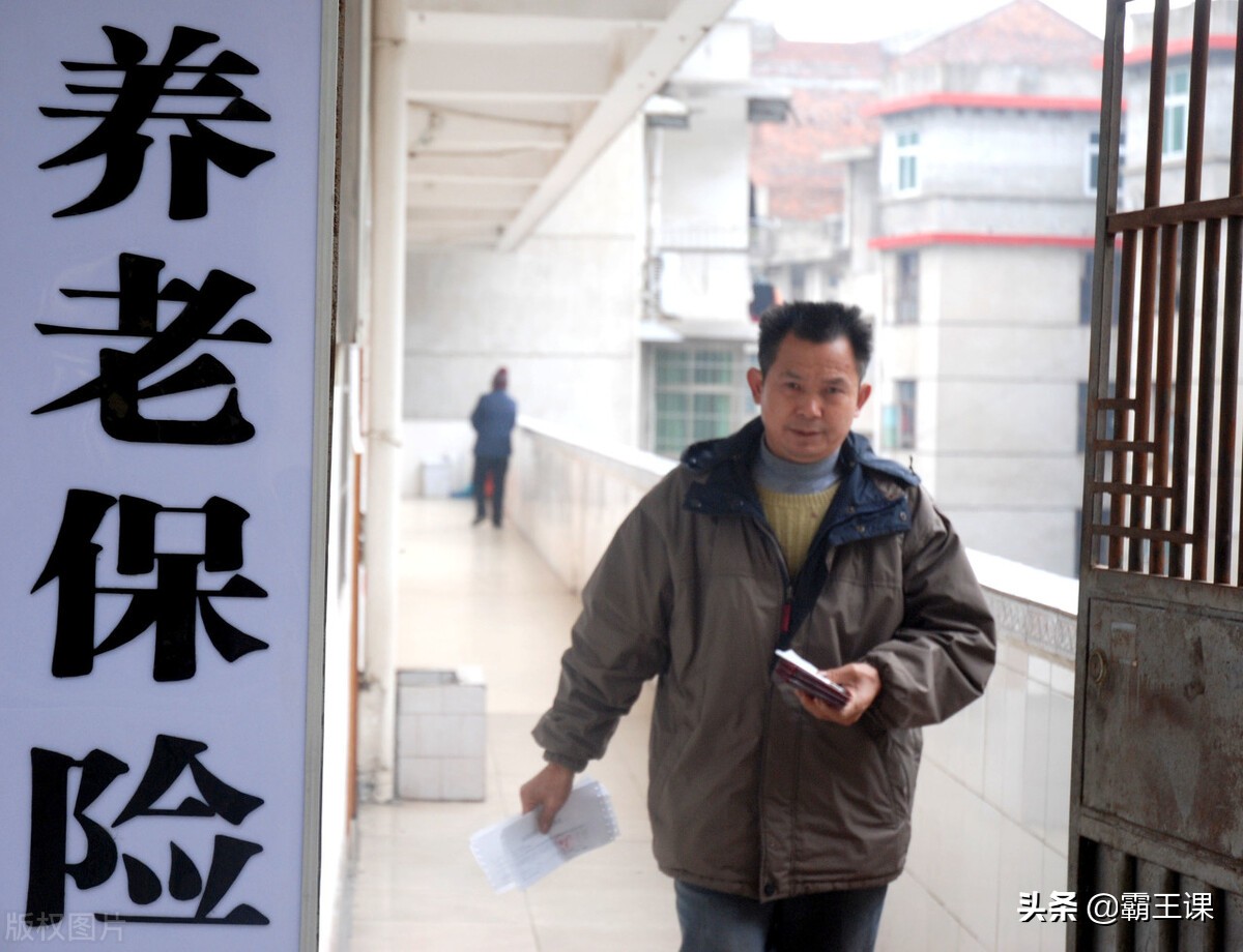 在外地打工，今年60岁想一次性补缴社保，在哪里办理？