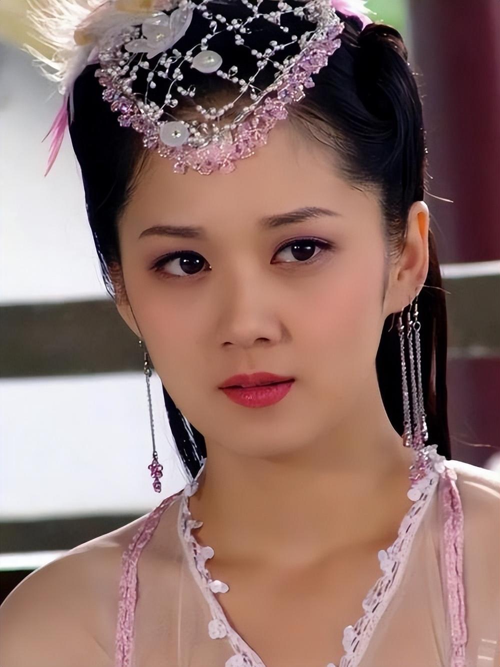 说起韩国女明星,张娜拉是很多中国人心目中的"童颜女神",她俏皮可爱的