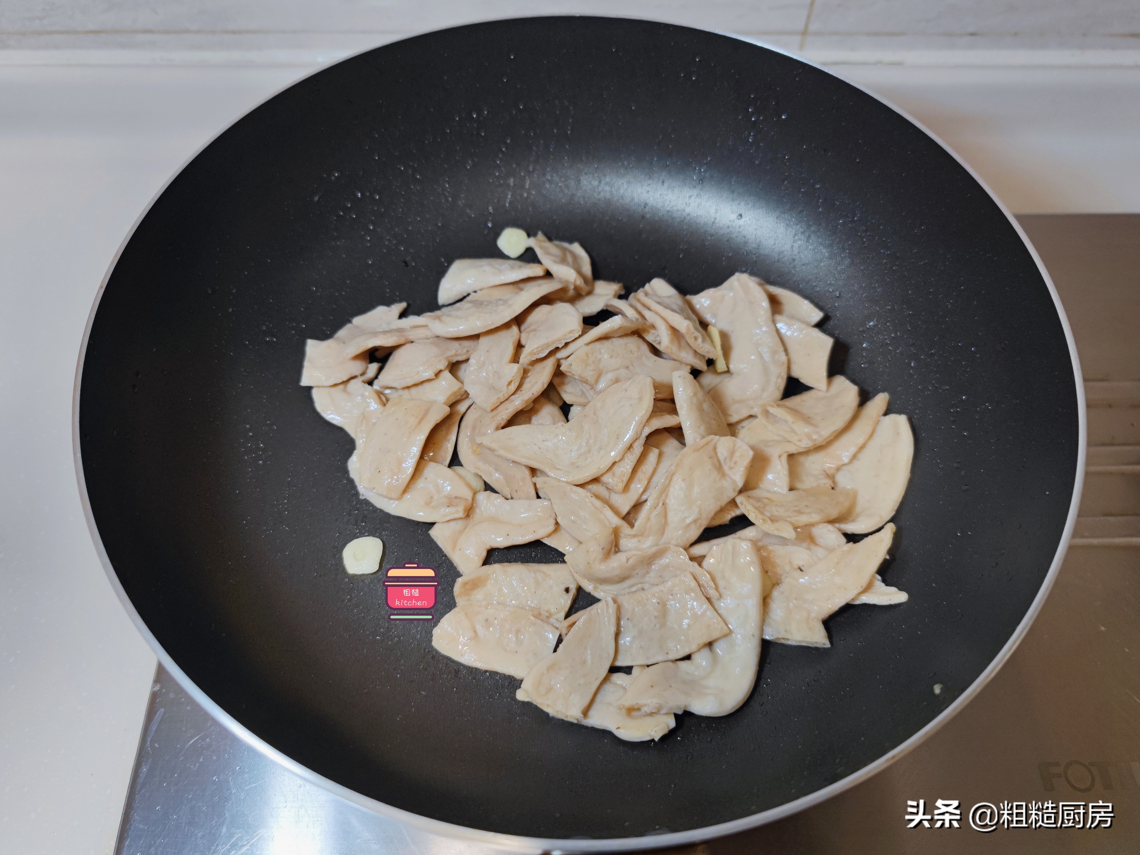 小白菜这样做给肉都不换，2种食材简单一炒，鲜香爽脆，筋道耐嚼