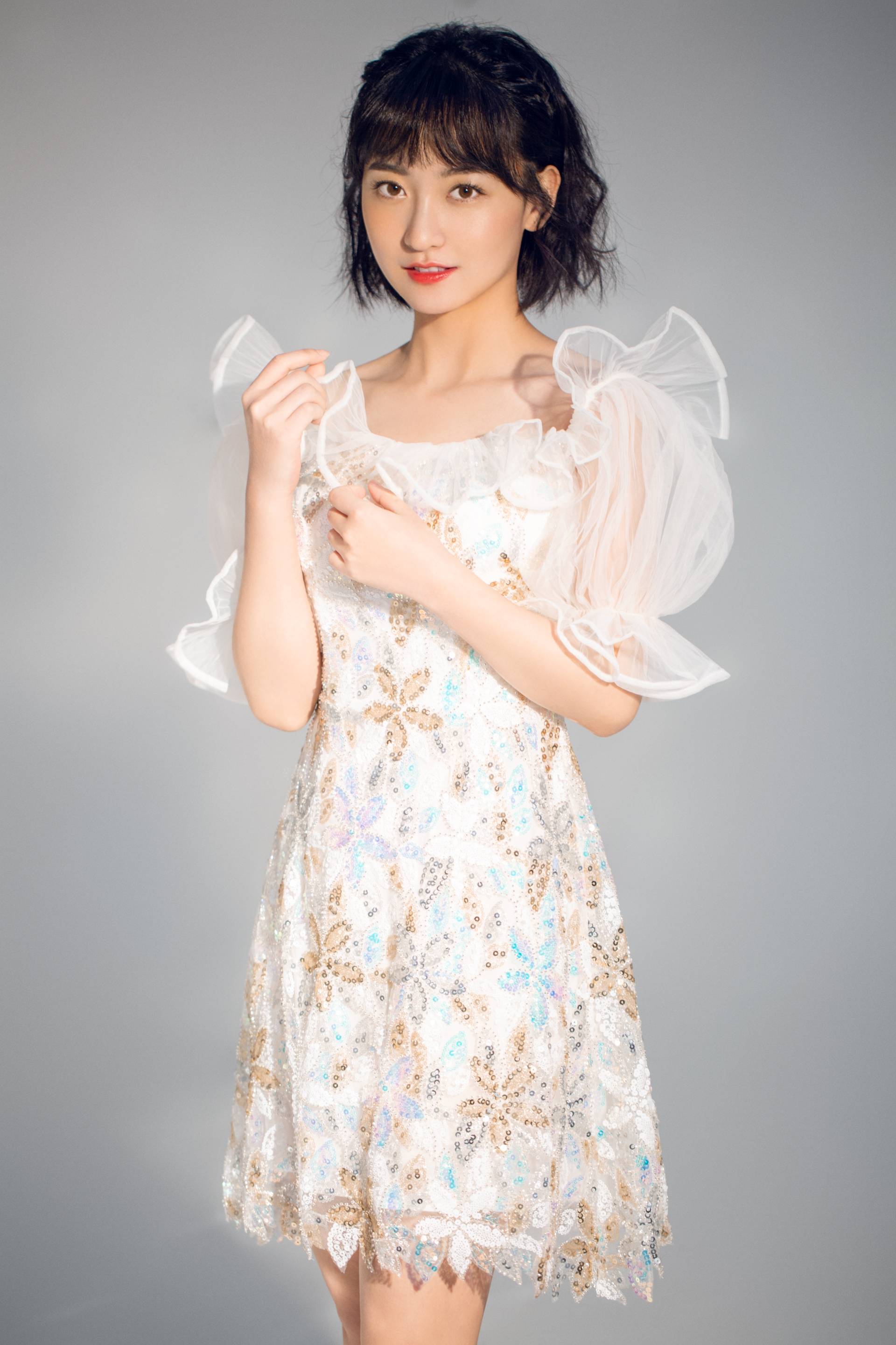 程凡吊带连衣裙写真释出 甜棕色短发性感迷人