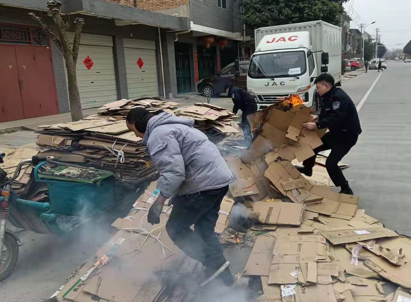 西安临潼民警办案途中遇火情奋力扑救保民安