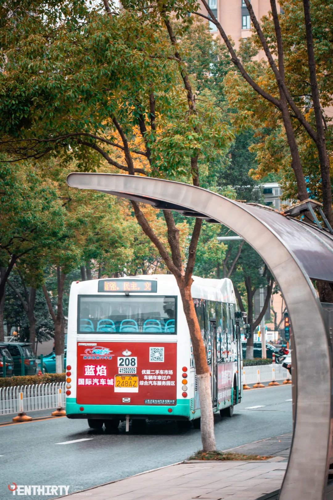 足球场地有真草吗(三角湖畔，有一所女足“黄埔军校”)