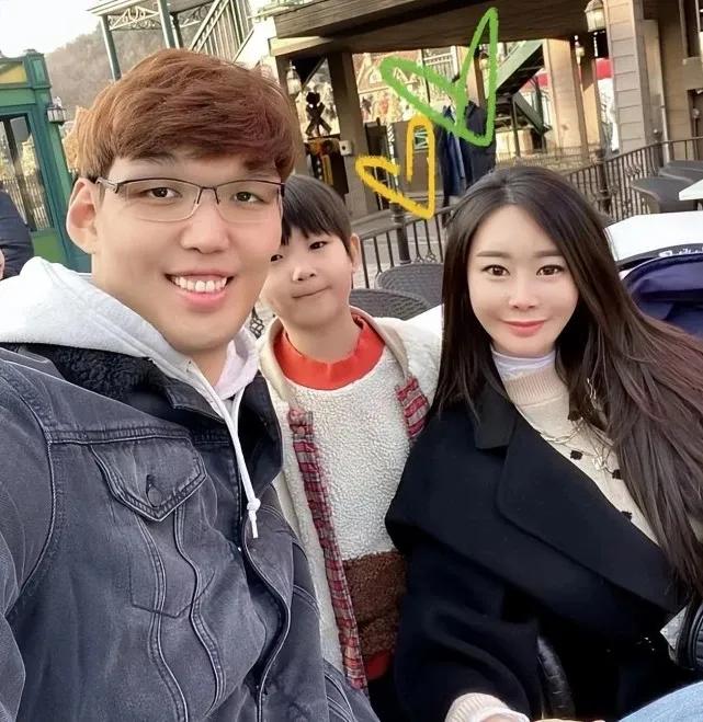 河升镇老婆(曾被姚明王治郅打爆的河升镇,娇妻是美丽超模,如今进军