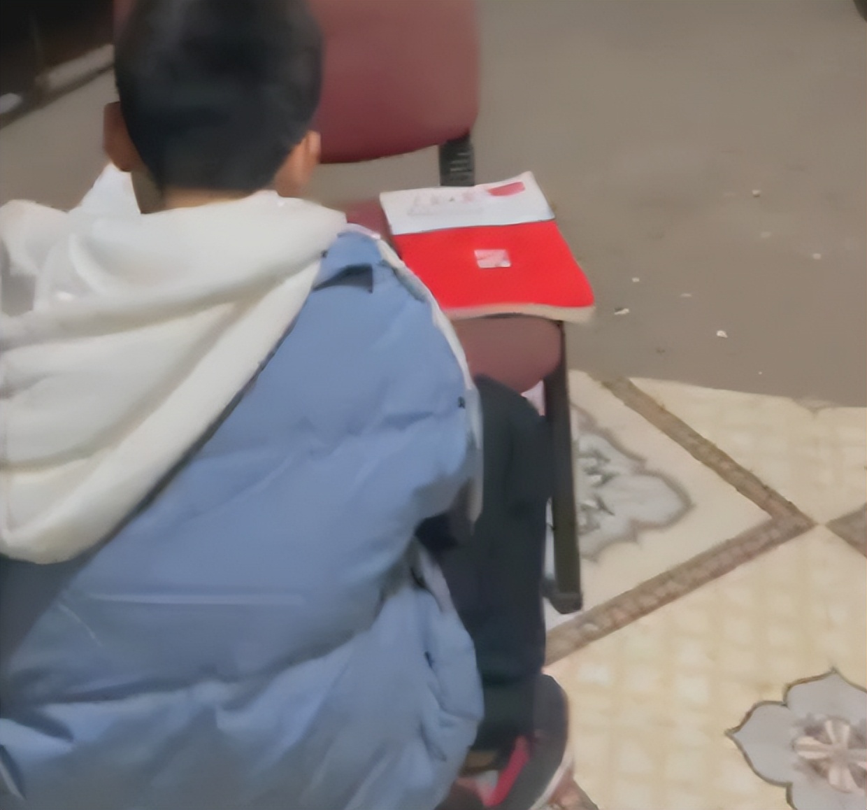 高中母亲骄傲晒儿子“学习照”，满心等表扬，却意外受嘲：不合群