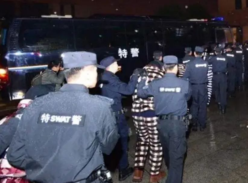 山西黑老大敛财12亿，7次减刑出狱时小弟放鞭炮，最后被妻子举报