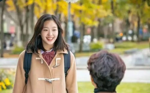 她的中文水平达10级，凭借“尺度片”得到认可，不惜为戏增重8斤