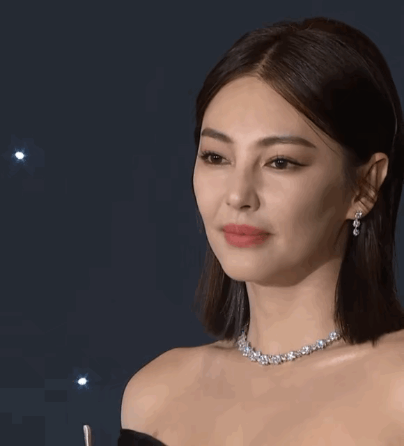 早期的张雨绮姐姐还是单眼皮