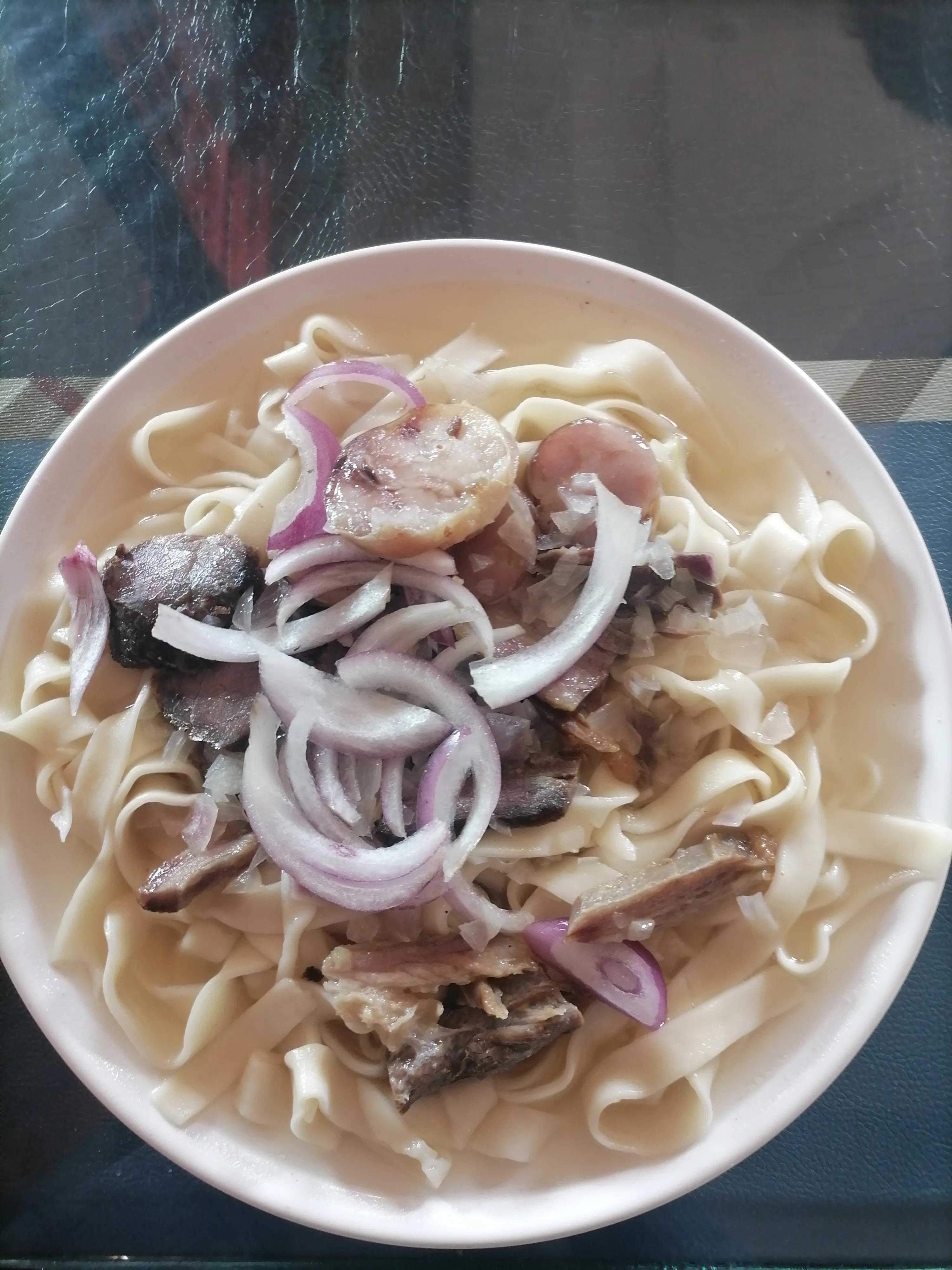 而冬天伊犁人最喜欢吃的马肉纳仁是地地道道的哈萨克族美食.