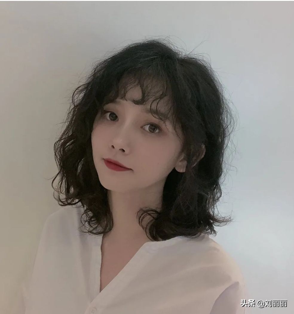 头发细软少发型怎么选?烫小卷就对了,不论长短都很美