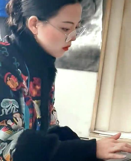 高校“美术老师”走红，妥妥一个气质美人，跟“司藤”好像两姐妹