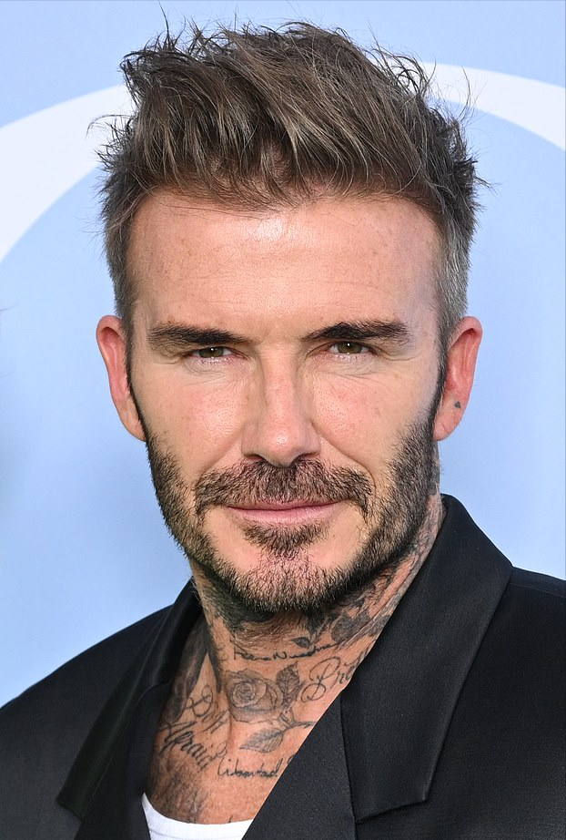 小贝带17岁小儿子闪耀迪奥大秀！克鲁兹穿绿西装好帅，真不输老爸