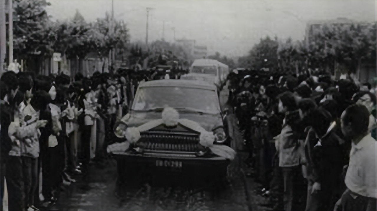 81年宋庆龄去世，生前和廖承志说：不去中山陵，要和母亲葬在一起