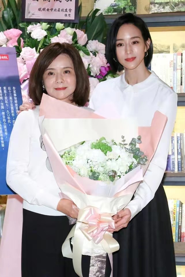 张钧甯和妈妈合体亮相，同色穿搭好和谐，作家妈妈竟比女儿还美