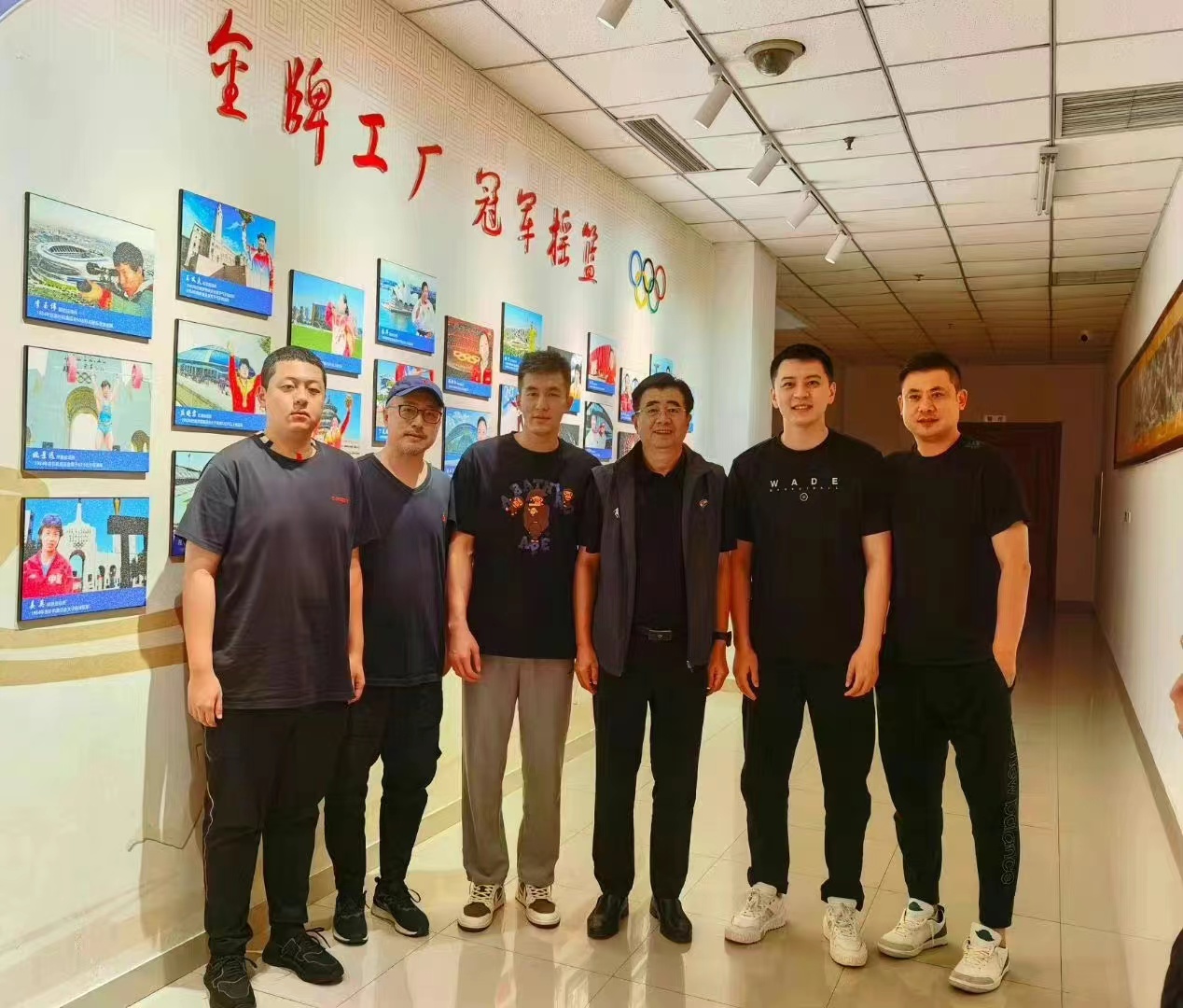 楊鳴妻子個人資料（楊鳴妻子曬9年前合影！手握彩禮卡相識1年便結婚，兩人容顏無變化）