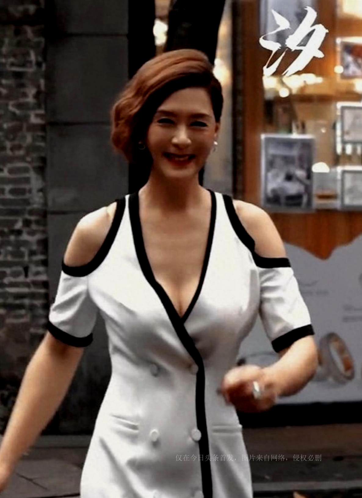 香港女星宣布回国发展，穿露肩长裙现身内地街头，57岁仍风韵犹存