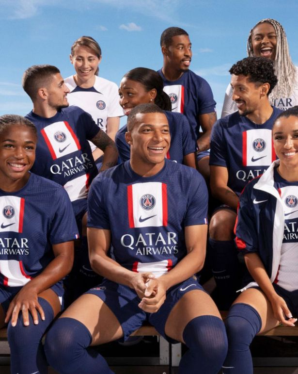 梅西的球衣(梅西展示巴黎新球衣，左臂GOAT字样遭调侃：为何会有C罗的名字？)