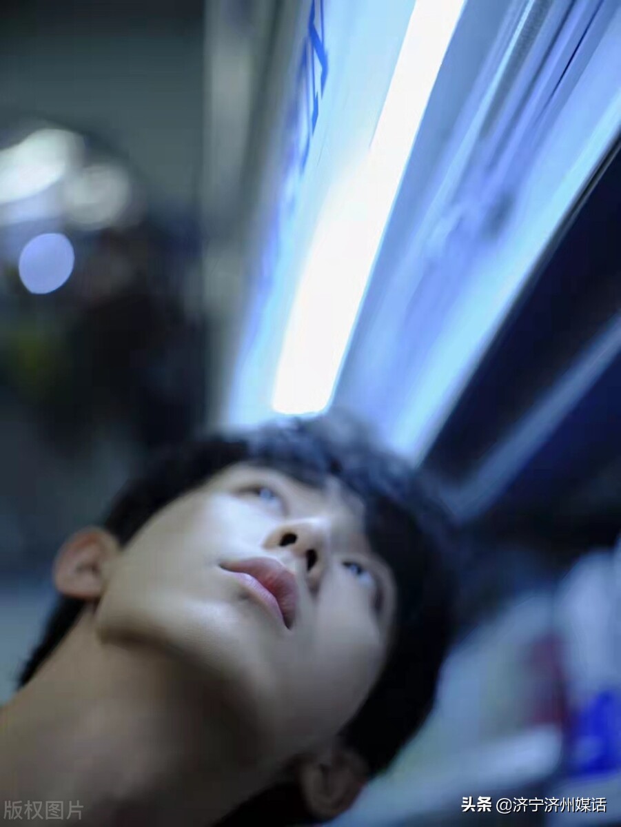 郭俊辰机场穿搭：白衬衫白Tee,阳光帅气