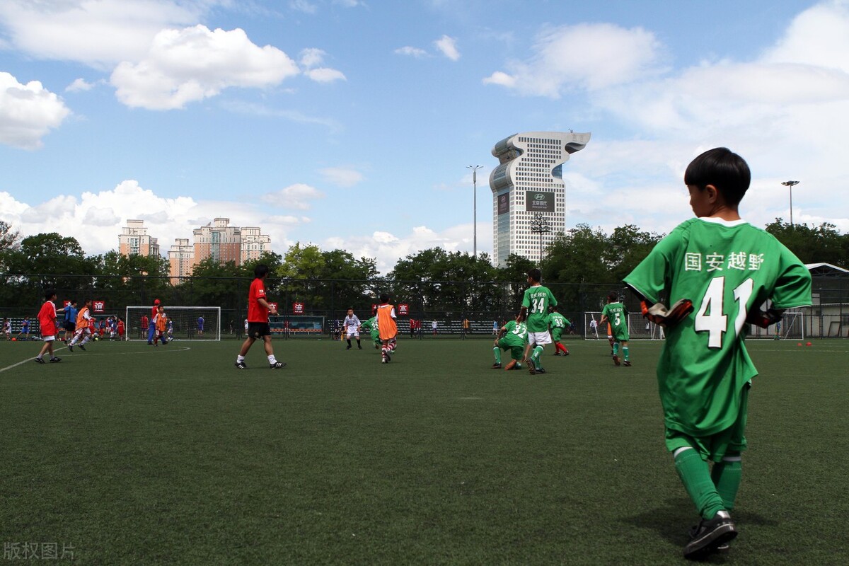 中国足球为什么踢不出世界杯（中国男足世界杯出不了线，男足队员竟然说是因为中国自然环境不行）