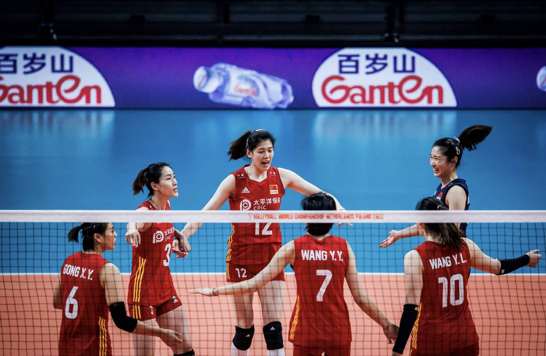 值得一提的是,领军人物张常宁并未身穿队服,不排除将缺席今年的女排