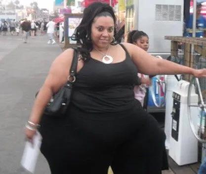 世界最胖女人有多胖(世界上臀部最大的女人，迈克尔斯·鲁菲内利，网友：比牛还大)