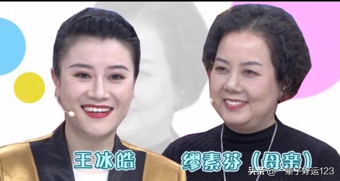这几位上海主持人的母亲气质都很高雅，曹可凡和母亲也太像了