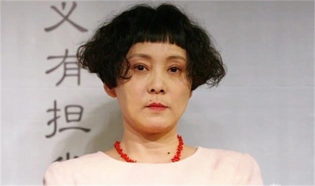 54岁《红楼梦》晴雯近况，替夫还债千万！泪崩自述丈夫死后租房住