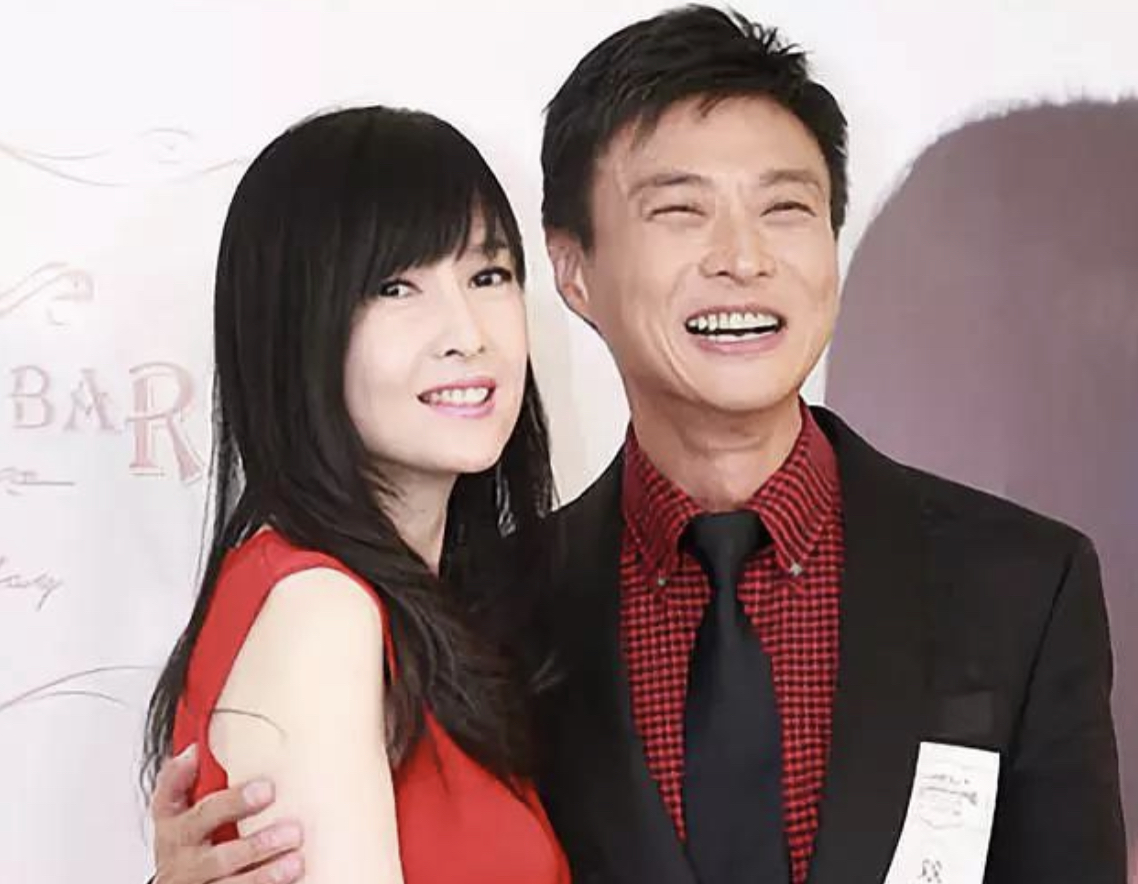 50岁tvb女星露天商演,穿汉服热情伴舞,与周慧敏前任同框似隔代