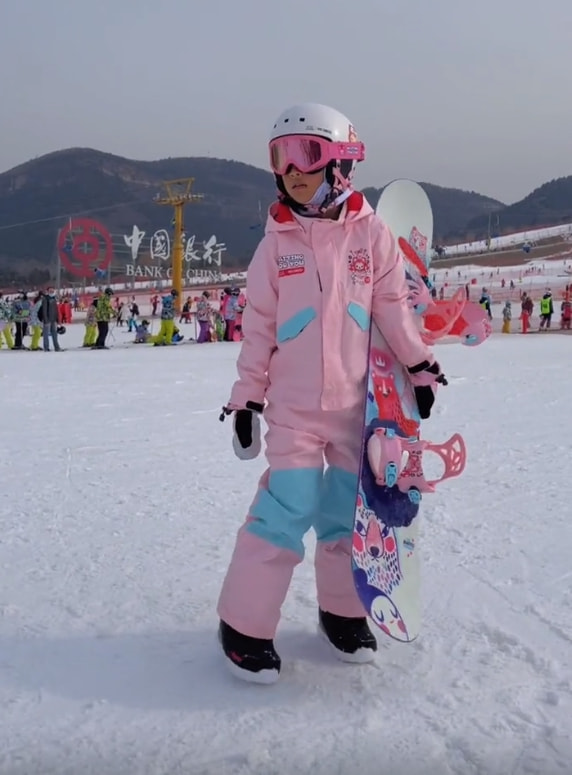 李小璐携女儿助力冬奥会，9岁甜馨手绘冰墩墩雪容融，真心灵手巧