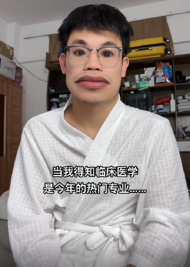 医学生用一个简单的动作，成功劝退高考学子，看完你还想学医吗