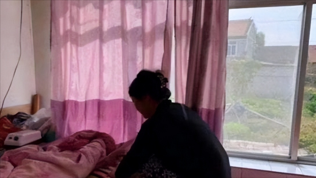 父母双亡，辽宁姑娘照顾瘫痪哥哥27年，至今55岁还未出嫁