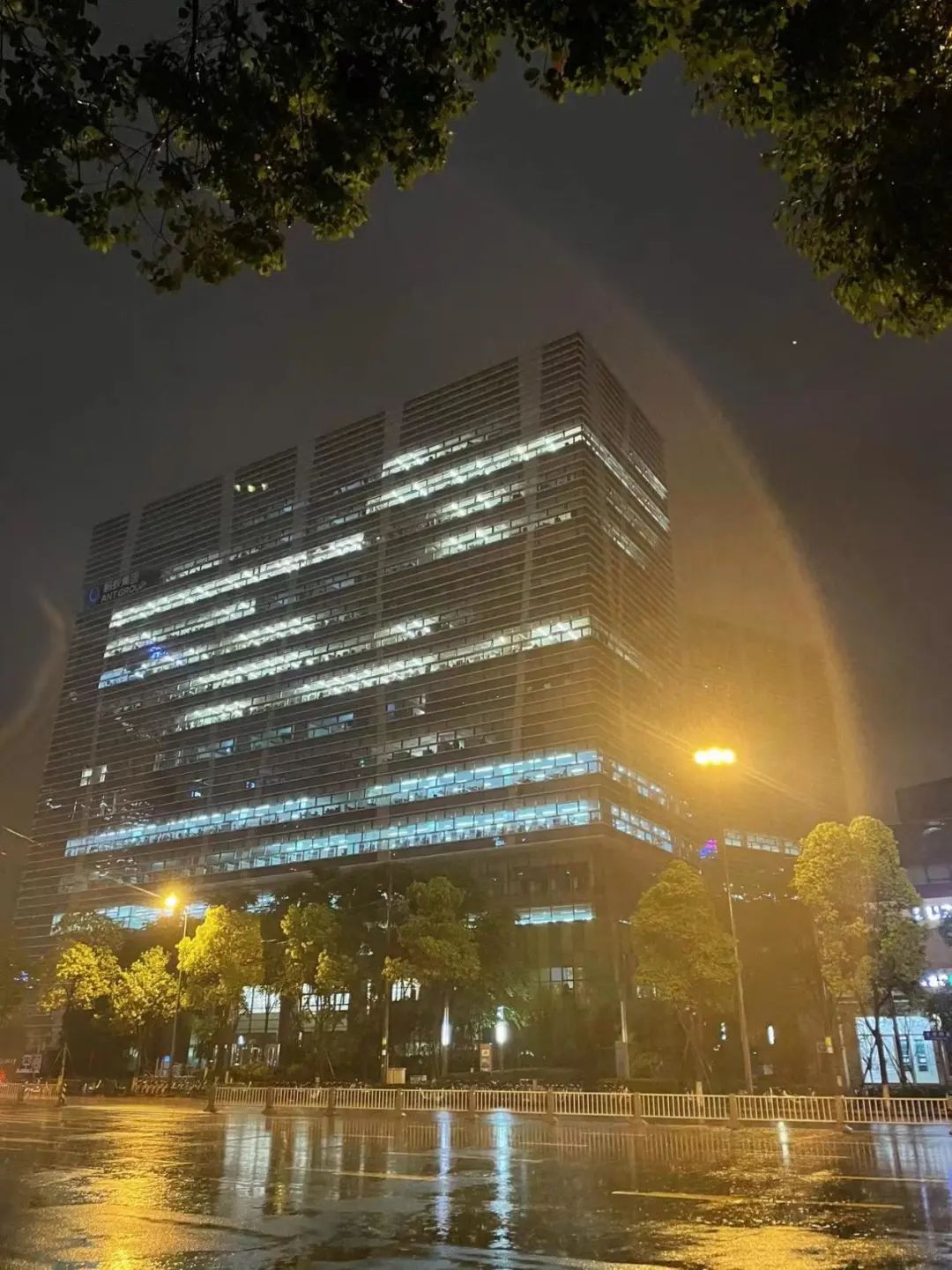 从三街四街写字楼深夜亮灯率看，哪家是卷王？