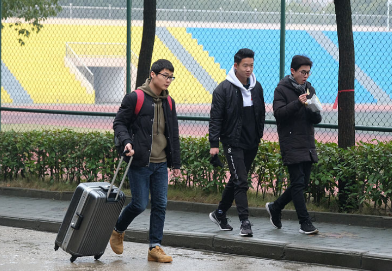 多所高校“紧急”叫停放假，官方倡导就地过年，还有一个好消息