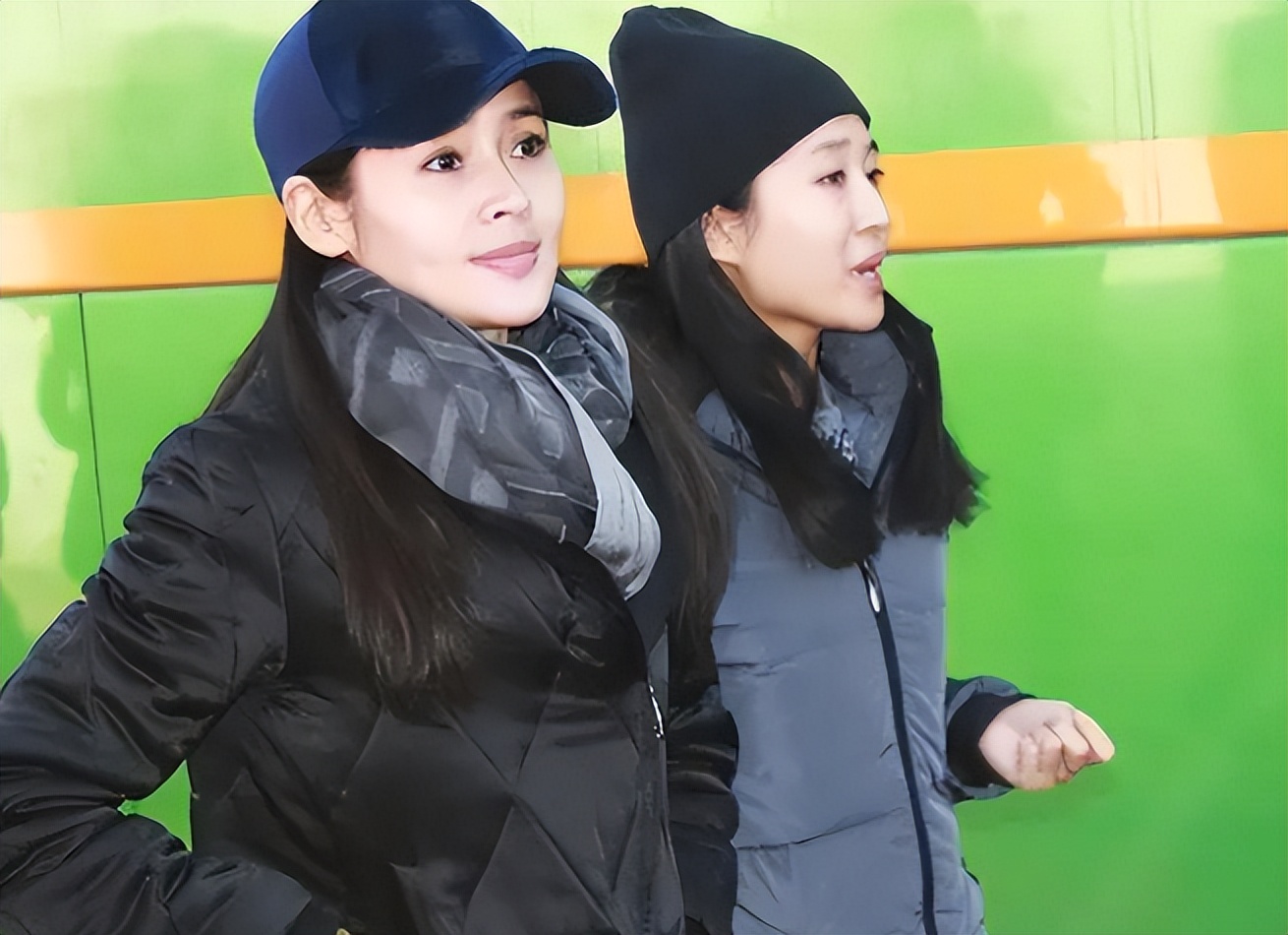 如今,于明加与丈夫胡俊婚后多年,仍旧恩爱如初.