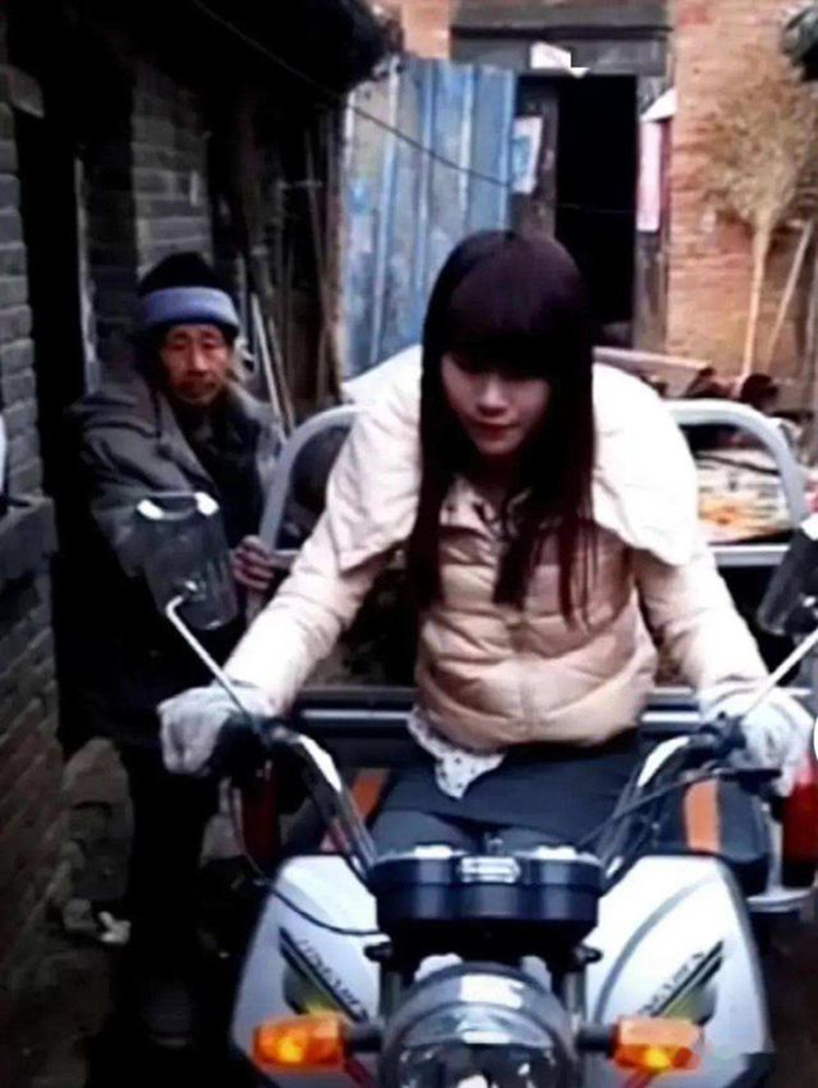 女婴被50岁老汉捡到，24年后身价千万，如今卖公司陪着养父去旅游