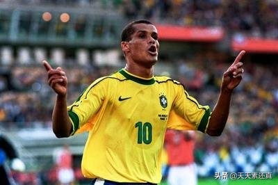 里瓦尔多捂脸假摔(02年世界杯里瓦尔多著名的捂脸假摔，虽然丑陋，但的确是本能反应)