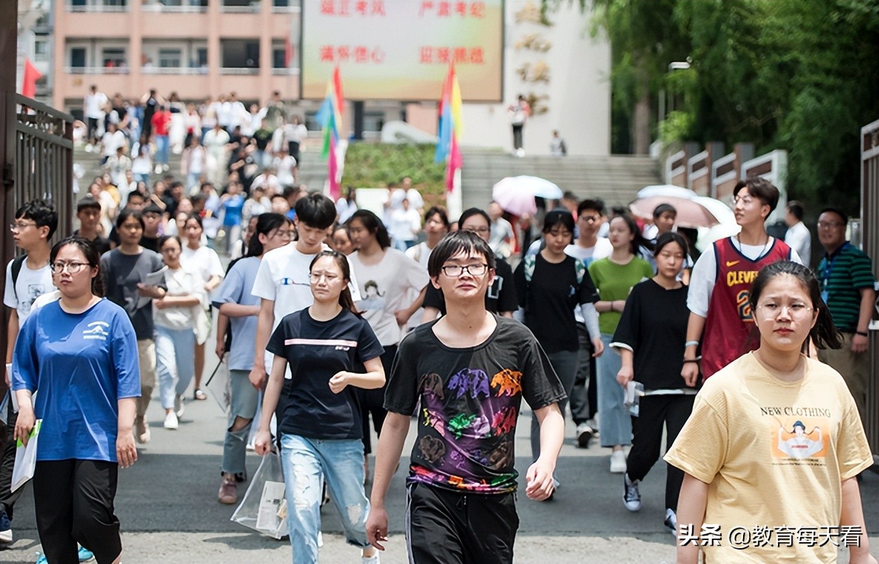 中学生迎来“坏消息”，2022高考或发生新变化，达线难度上升了