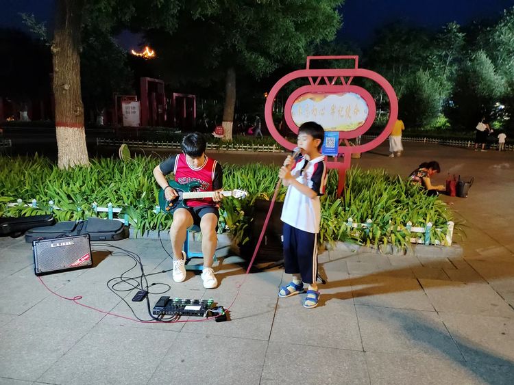 赞！钢城区街头艺人展演亮相大汶河广场！