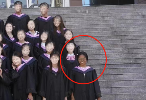 女生拍毕业照忘记化妆，合照中成“焦点”，网友：学校都国际化了