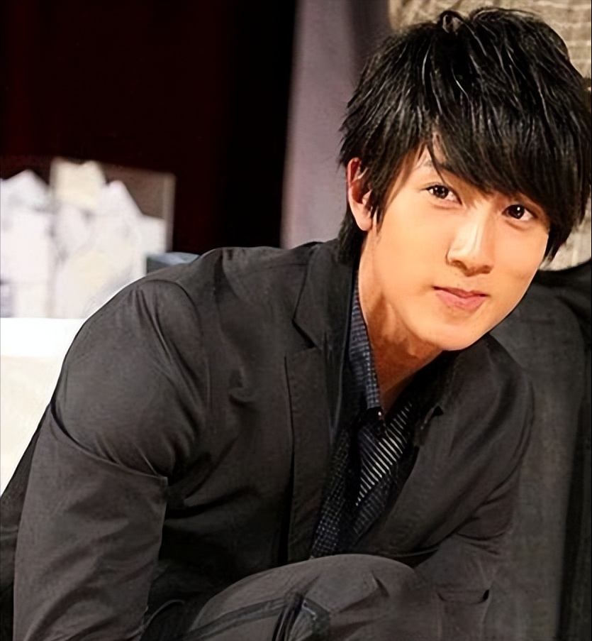 2012年炎亚纶辞演终极一班,记者去问汪东城为什么这些年来炎亚纶容貌