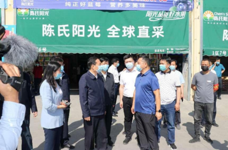 在疫情防控方面,中牟县委,县政府成立工作专班,万邦全员上岗,定点定岗